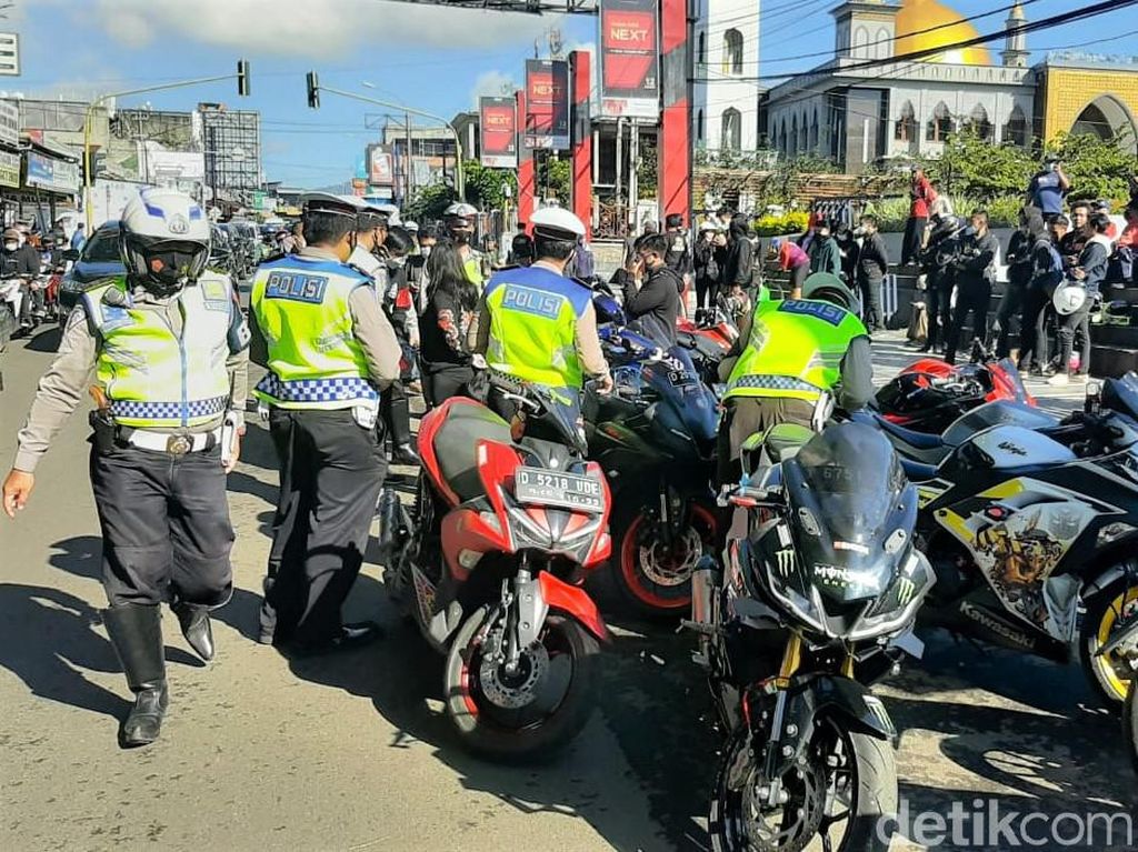 Puluhan Motor Terjaring Razia Knalpot Bising di Bandung